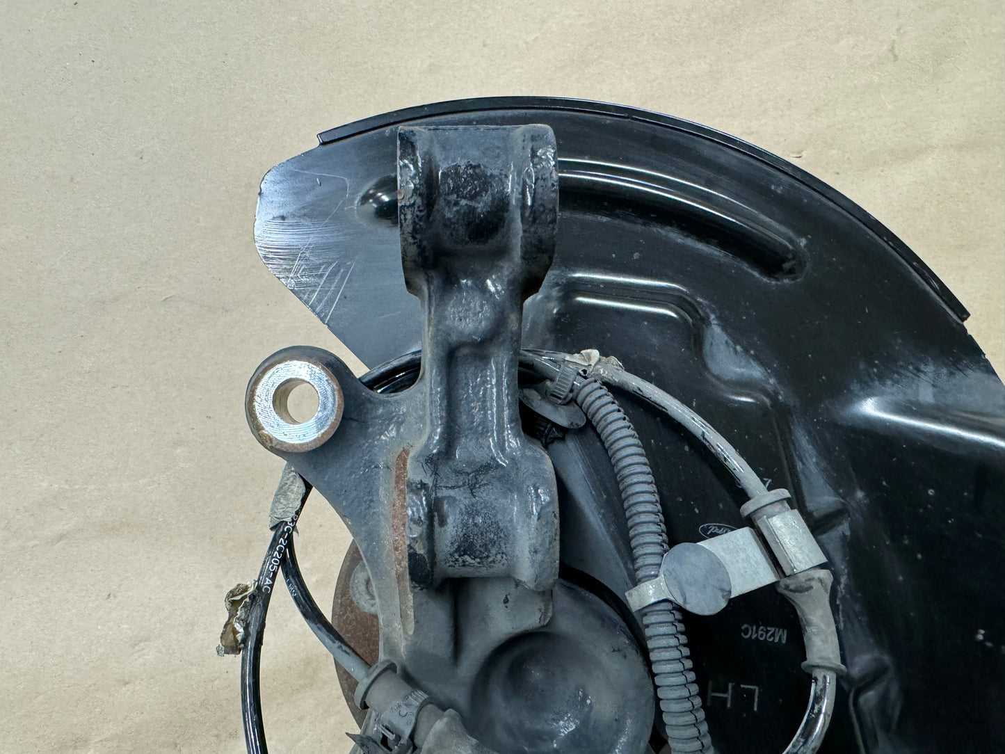 2015-2020 Ford Mustang 5.0L GT LH Driver Side Front Spindle Knuckle Hub