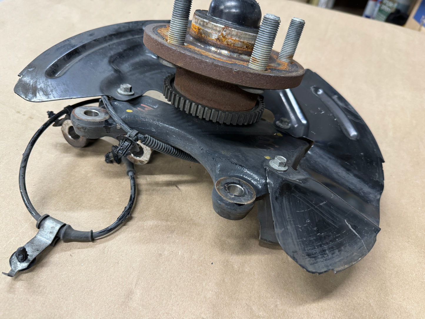 2015-2020 Ford Mustang 5.0L GT RH Passenger Side Front Spindle Knuckle Hub - OEM