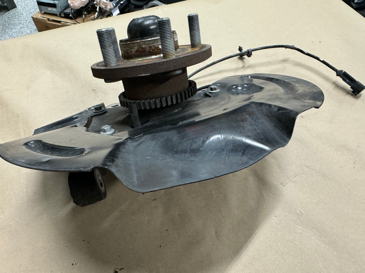 2015-2020 Ford Mustang 5.0L GT RH Passenger Side Front Spindle Knuckle Hub - OEM