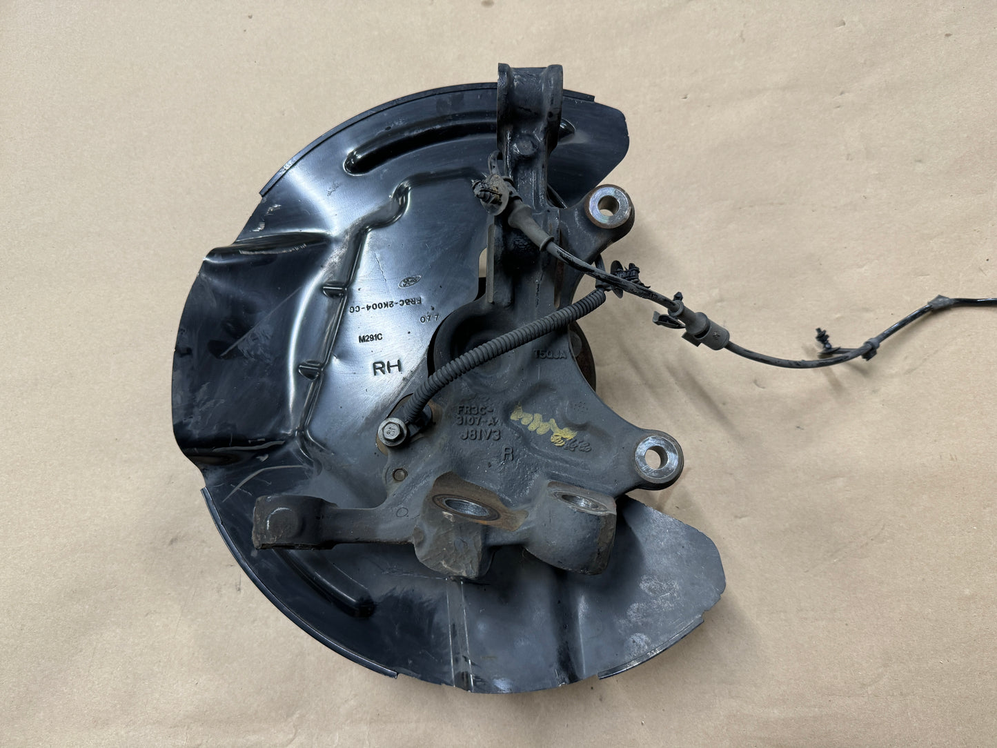 2015-2020 Ford Mustang 5.0L GT RH Passenger Side Front Spindle Knuckle Hub - OEM