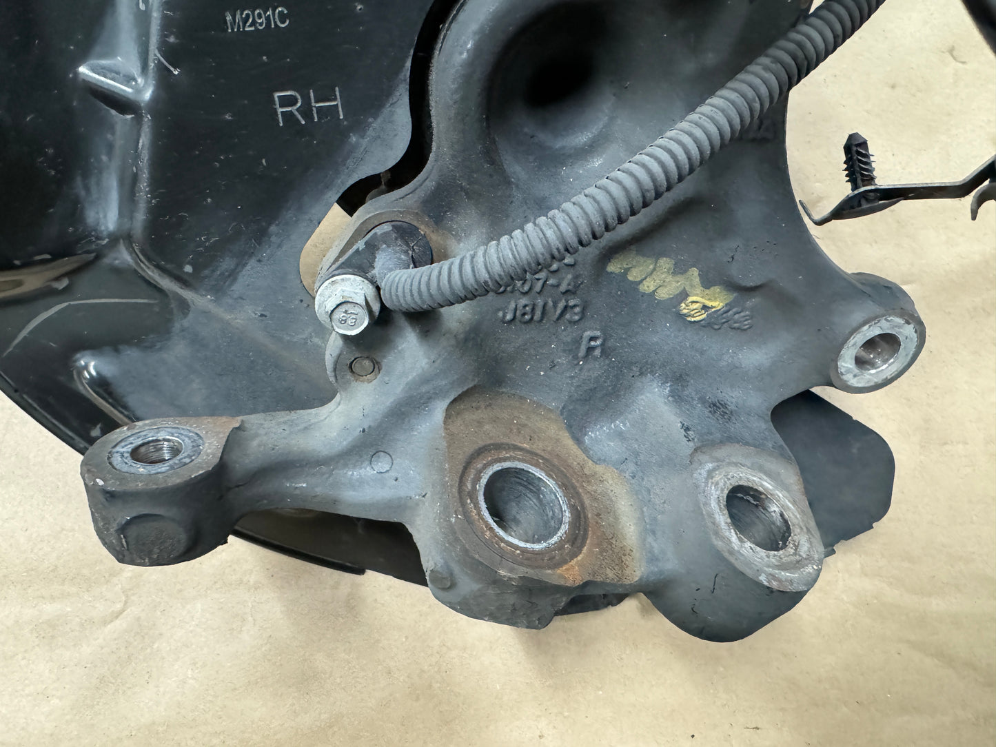 2015-2020 Ford Mustang 5.0L GT RH Passenger Side Front Spindle Knuckle Hub - OEM